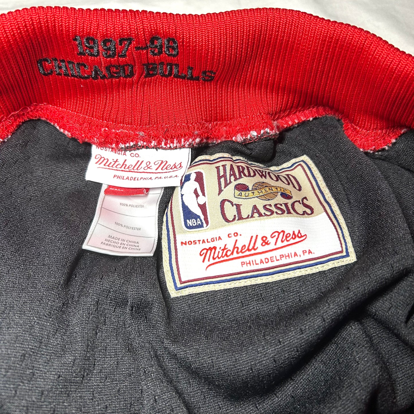 Mitchell & Ness Hardwood Classics Chicago Bulls 1997-1998 Basketball Shorts - Large - Black / Red