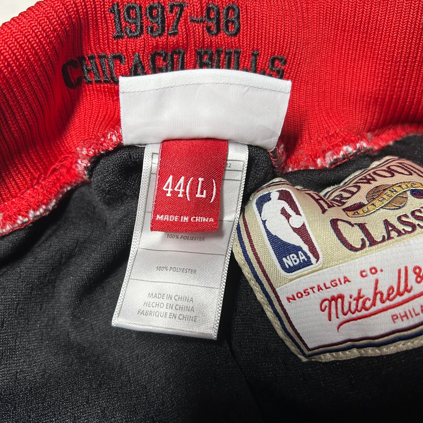 Mitchell & Ness Hardwood Classics Chicago Bulls 1997-1998 Basketball Shorts - Large - Black / Red